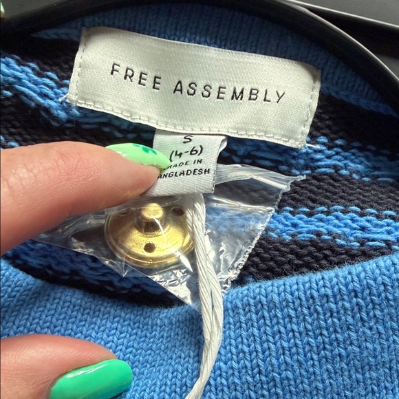 Free Assembly Women's Blue Striped Crew Neck Sweater - Picture 5 of 7